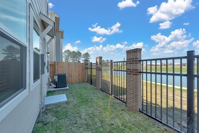 Foto del edificio - 9814 Magnolia Village Ln