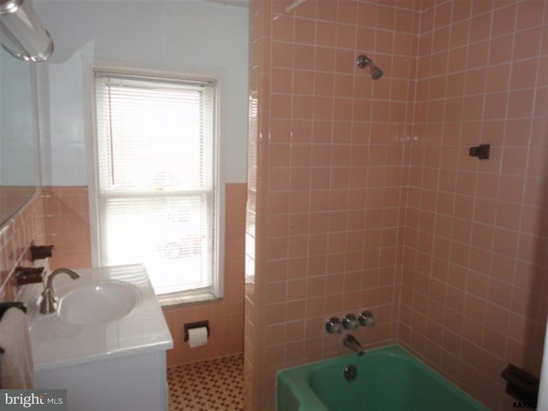 Primary Photo - 165 E York St