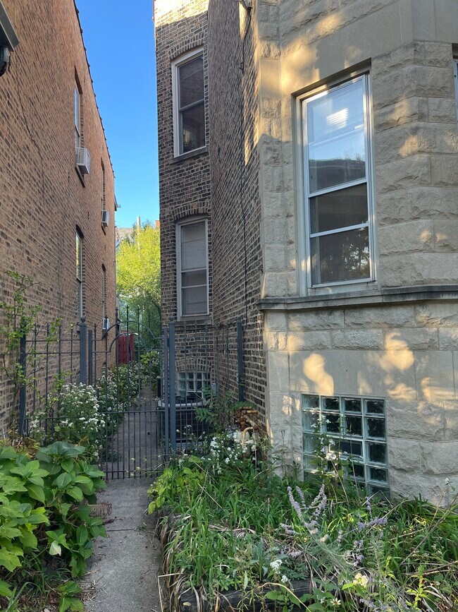 Foto del edificio - 1924 W Wilson Ave