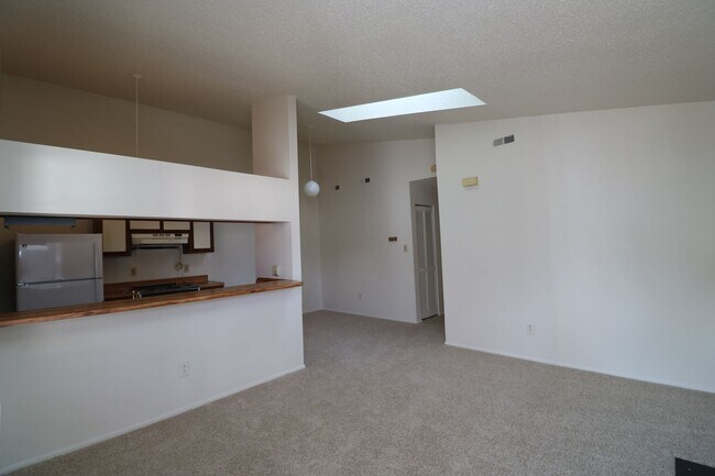 Building Photo - 2 bedroom 1 bath condo near Town Center in...