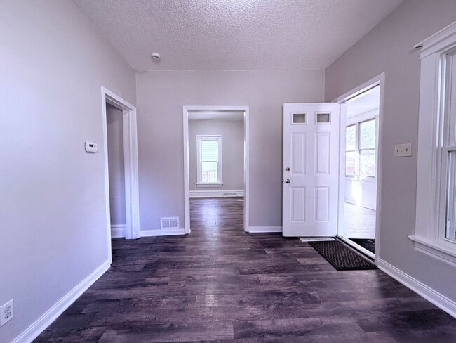 Building Photo - 3-Bed House in Waterloo