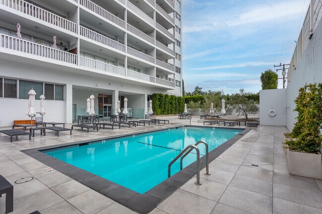 Foto del edificio - 999 N Doheny Dr