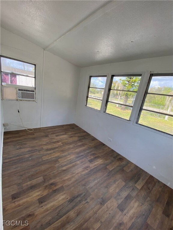 Foto del edificio - 4900 Tice St