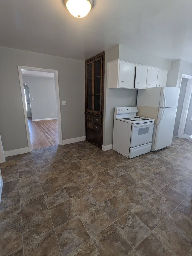 Building Photo - August Rent Free! 5 Bed 2 Bath Single Fami...