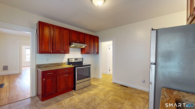 Foto del edificio - 679 Winchester Ave