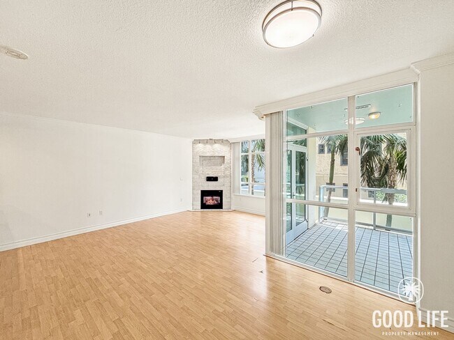 Foto del edificio - STUNNING 2 BED/2 BATH CONDO AVAILABLE IN THE DISCOVERY BUILDING IN CORTEZ HILL!