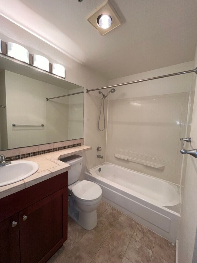 Foto del edificio - 039 - 2 bed, 2 bath condo minutes from Red...