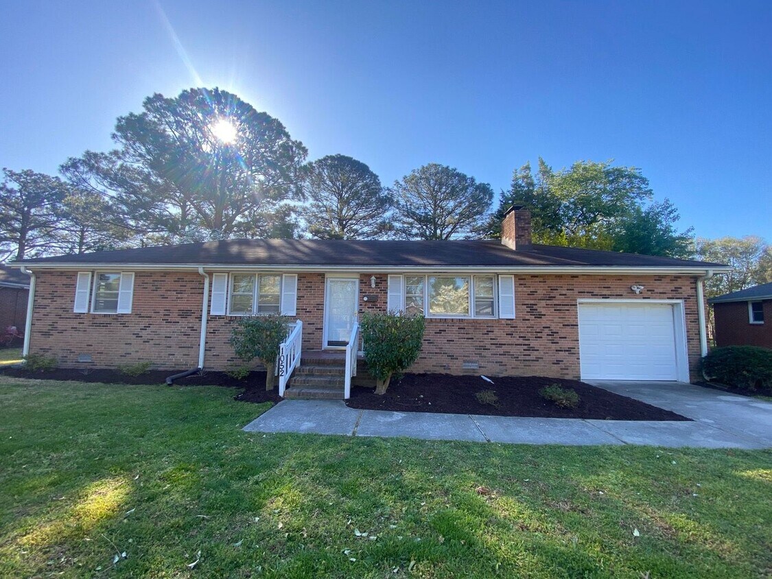 Primary Photo - Lovely Home in the Lake Smith Terrace