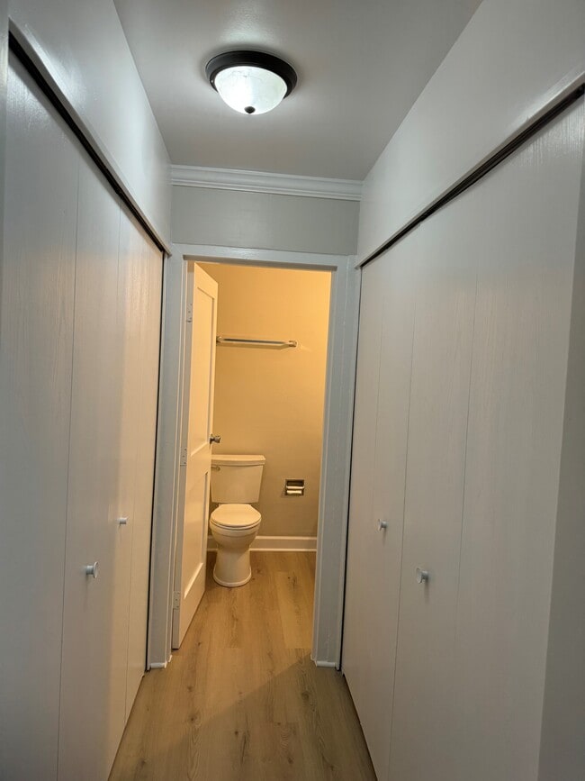 Unit 309 hallway - 1351 N Western Ave