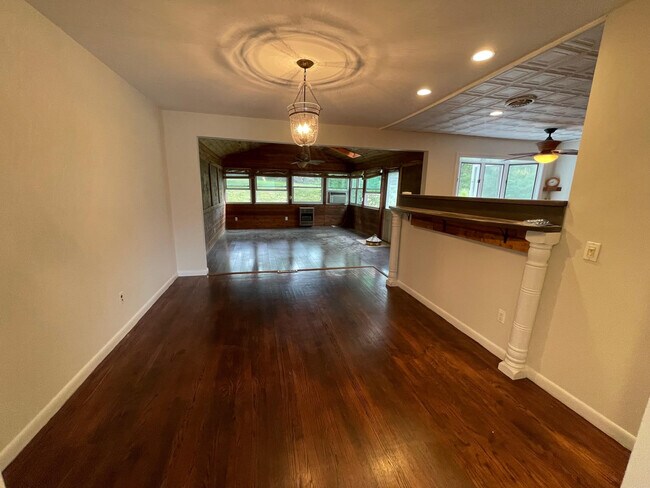 Building Photo - 419 Leslie Ln