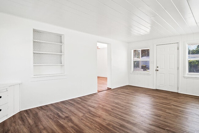 Building Photo - 5208 Spruce Ave