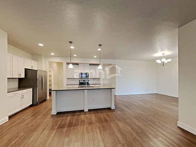 Building Photo - 302 E Sicily Dr