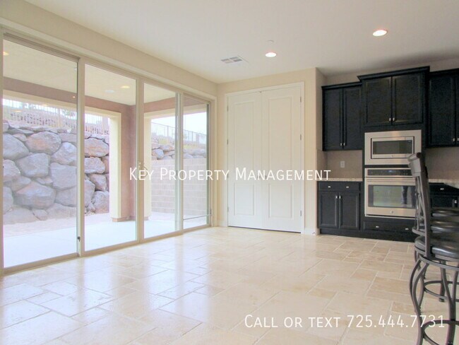 Foto del edificio - 5 BEDROOM HOME W/ ATTACHED CASITA AND 3 CA...