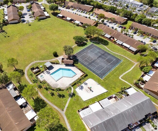 New Country Lake Manors Townhomes Apartments for Rent with Extra