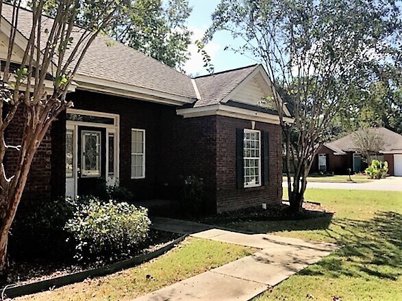 Primary Photo - Gorgeous 3/2 located in cul-de-sac near th...