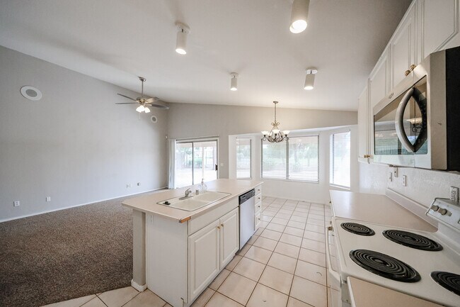 Foto del edificio - 14707 W Lupine Ln