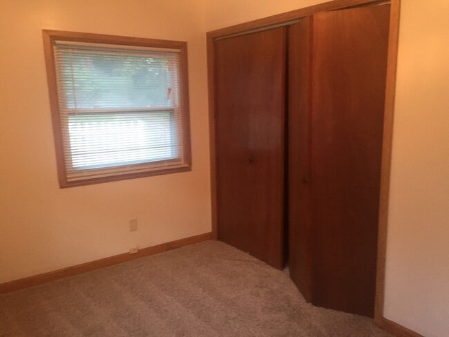 Building Photo - Nice 2 bedroom ranch with lake access