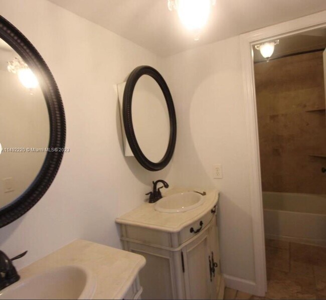 Building Photo - 6502 Kendale Lakes Dr