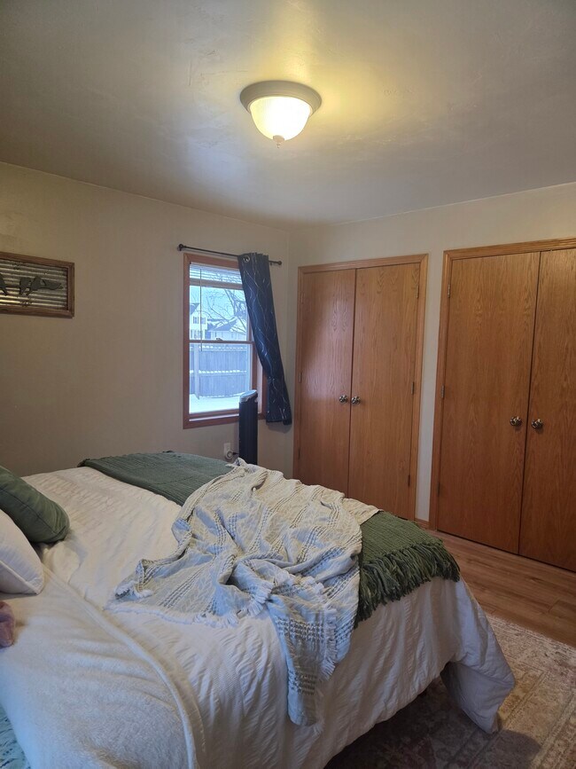 Dormitorio de la planta baja - 1903 Sagebrush Way