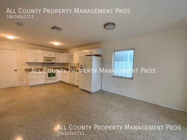 Building Photo - Central Sarasota, easy access to everywher...