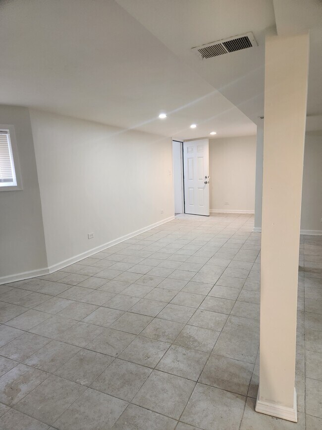 Building Photo - 4939 W Cornelia Ave