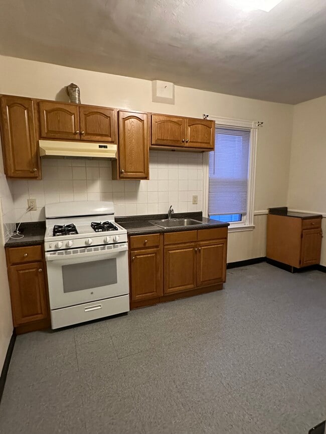 Building Photo - 19 Rockwell St