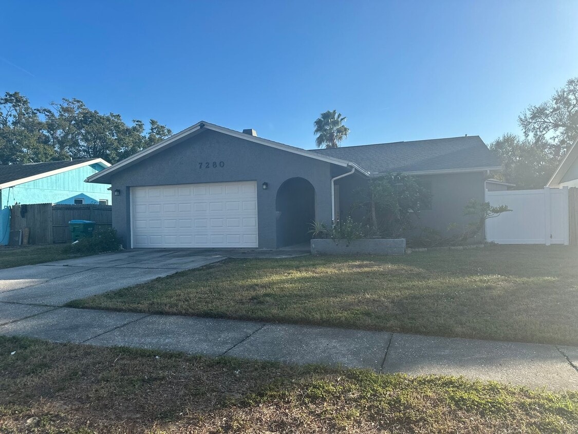 3BR/2BA Pool Home with 2-Car Garage in St. Petersburg! - 3BR/2BA Pool Home with 2-Car Garage in St. Petersburg!
