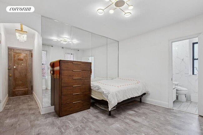 Building Photo - 461 W 44th St