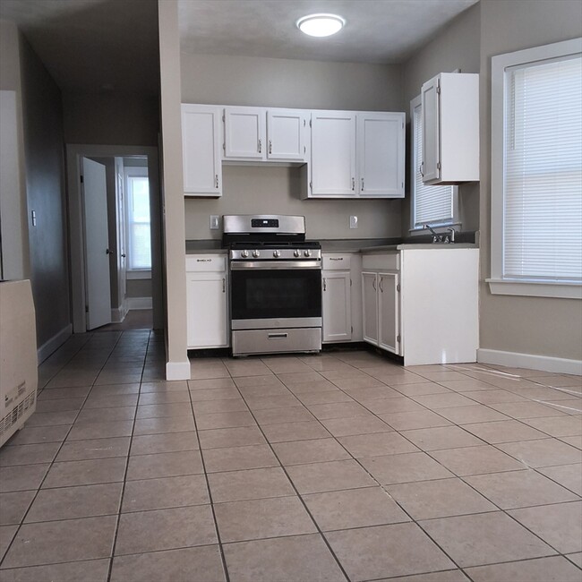 Building Photo - 98 County St