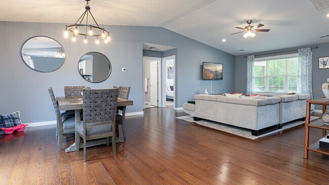 Área de estar de concepto abierto - 664 Old Fort Rd