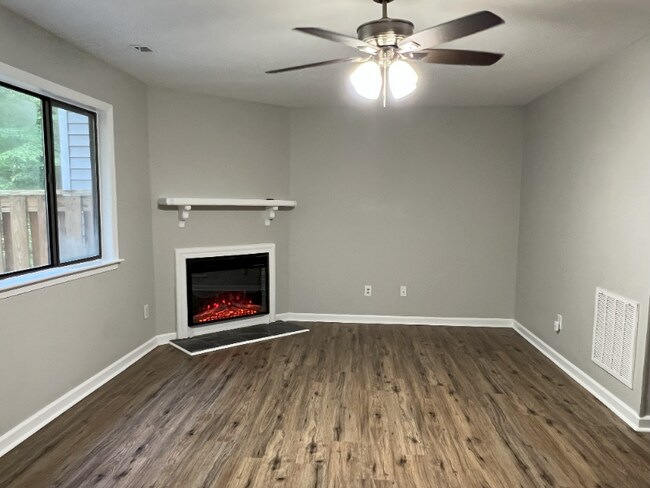 Foto del edificio - 7271 Sandy Creek Dr