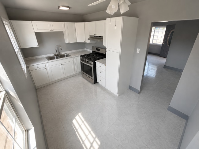 Kitchen - 609 Barcelona Dr