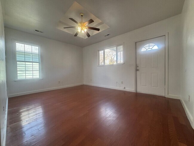 Building Photo - Spacious 3 Bedroom 1 and a Half Bath