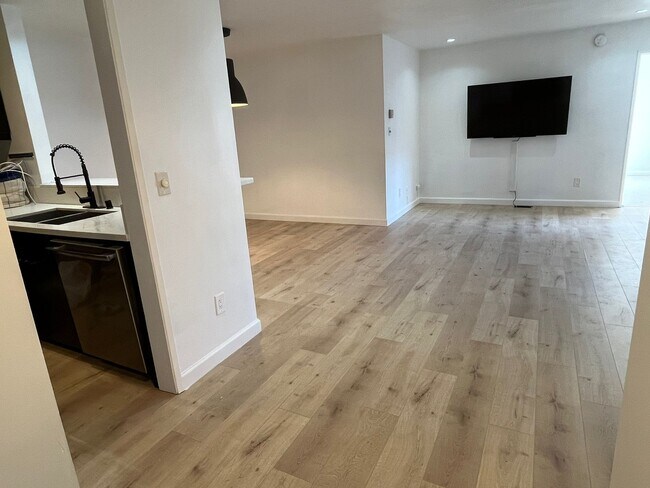 Building Photo - 358 S Gramercy Pl