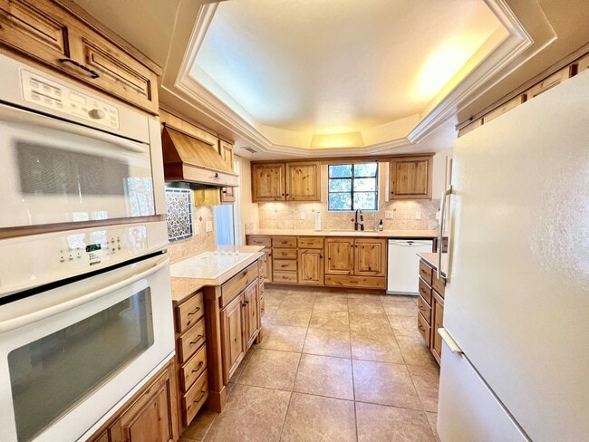 Building Photo - 1404 Pine Tree Ln