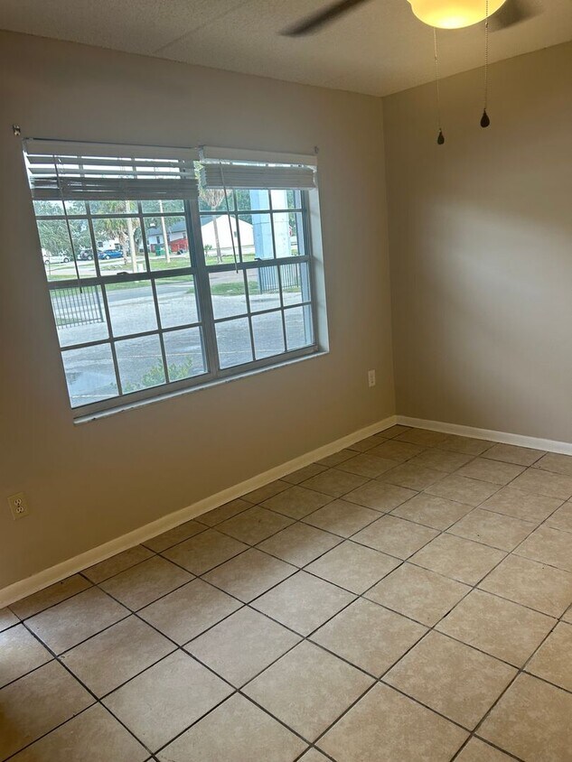 Foto principal - Move-in Special thru 12/1 - 1 BR 1 1/2 Bat...