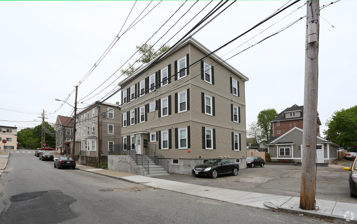 39 Spring St, Waltham, MA 02451 Apartments in Waltham, MA