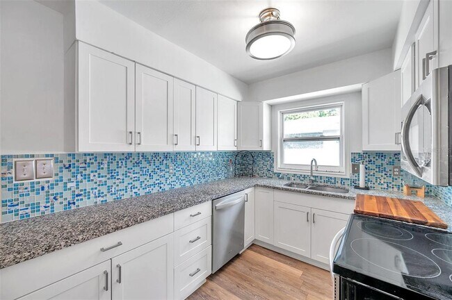 Foto del edificio - 5900 Cypress St N