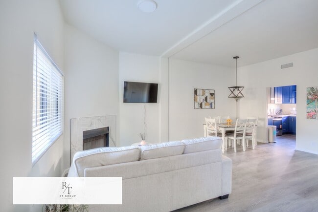 Foto del edificio - Fully Remodeled | Spacious & Bright Townhome