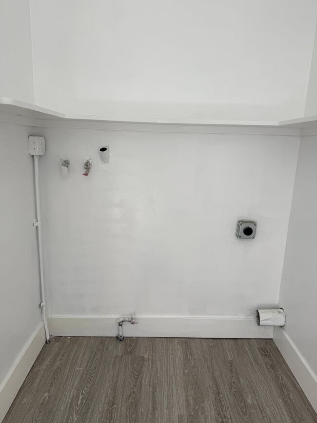 Building Photo - Van Nuys, 2br -1ba HOME