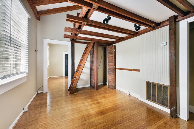 Building Photo - 1611 Hesiod St