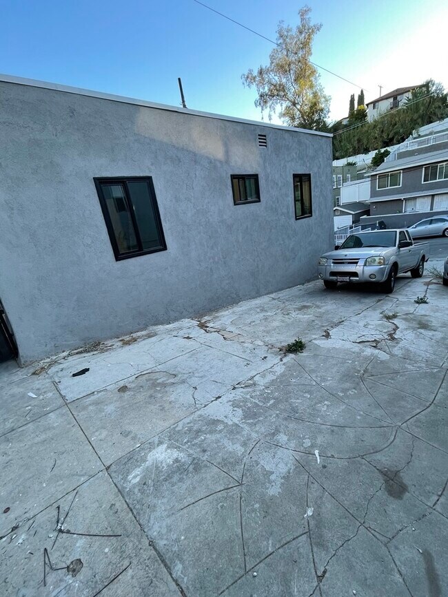 Foto del edificio - 1022 Geraghty Ave