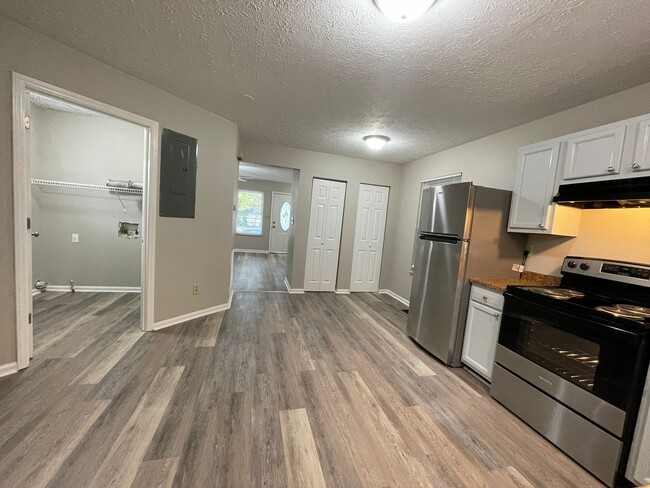 Building Photo - Newly Renovated 2 story 3 Bedroom and 1 ba...