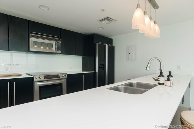 Foto del edificio - 1 br, 1.5 bath  - 665 NE 25th St Apt 1502