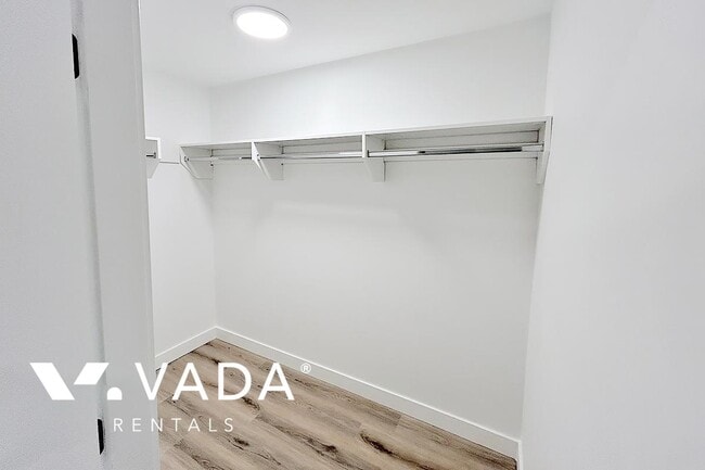 Building Photo - 3068 Kingsway