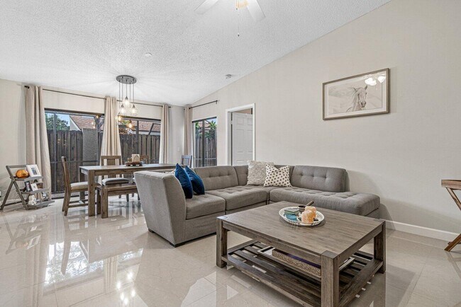 Foto del edificio - 241 Meadows Dr