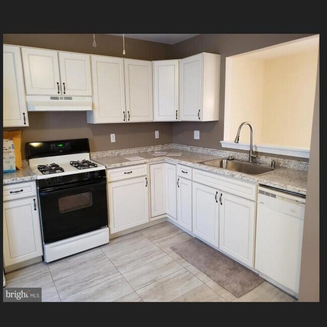 Building Photo - 3 Bedroom 2.5 Bath Townhome Located in Mid...