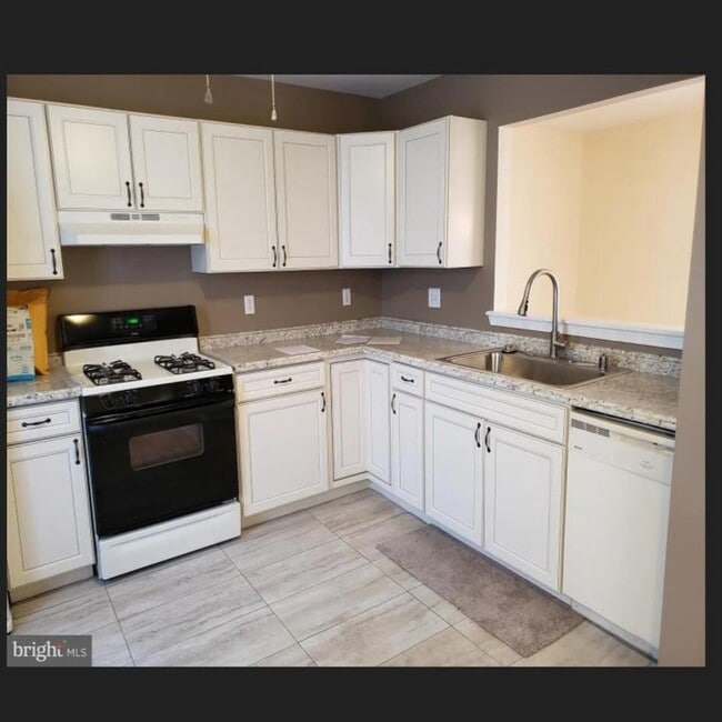 Foto del edificio - 3 Bedroom 2.5 Bath Townhome Located in Mid...