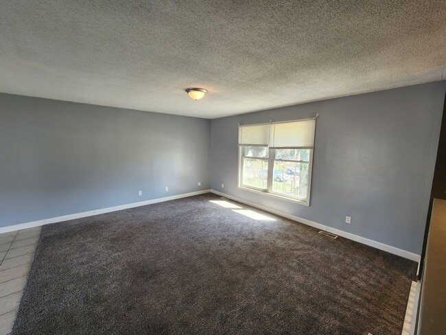 Building Photo - Beautiful 4 bed 2 bathroom house