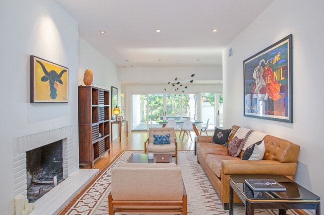 Sala de estar - 4641 Belclaire Ave